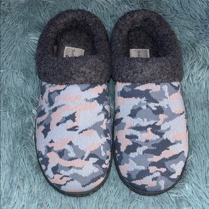 CLARKS CLOUDSTEPPERS SIZE 8 PINK/ GRAY  CAMO SLIPPERS NWT